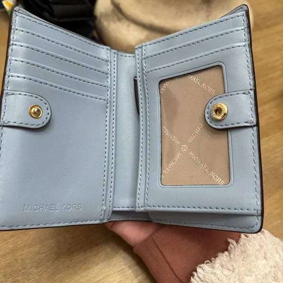 NWOT Michael Kors Jet Set Charm Medium Slim Bifold Wallet, Vanilla & Sky Blue - Picture 4 of 6